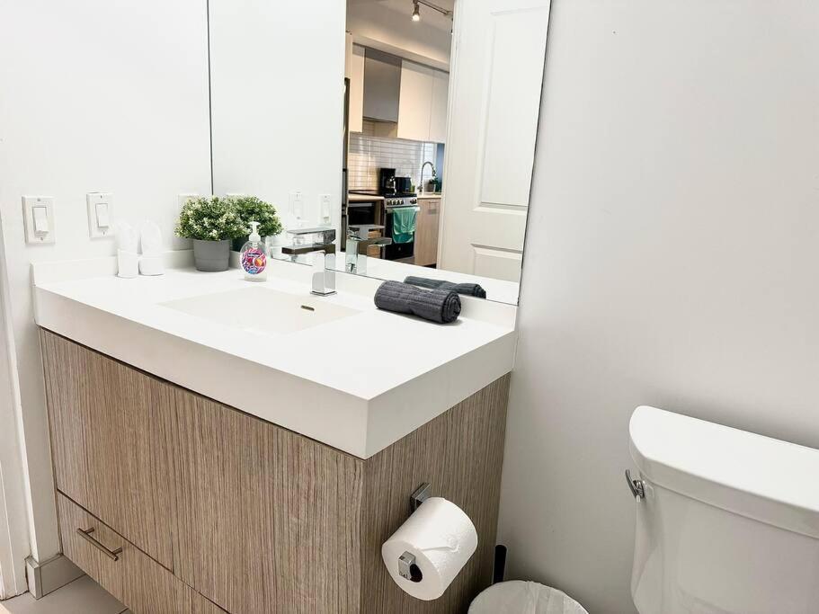Cozy Condo Near Eatoncentre Mall Торонто Экстерьер фото
