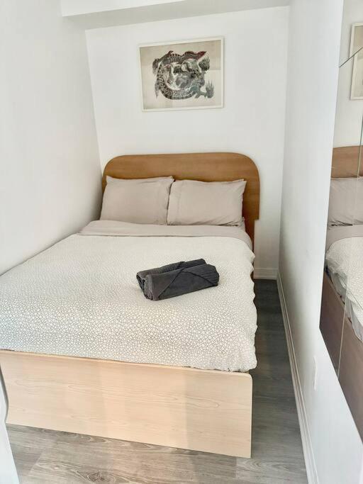 Cozy Condo Near Eatoncentre Mall Торонто Экстерьер фото