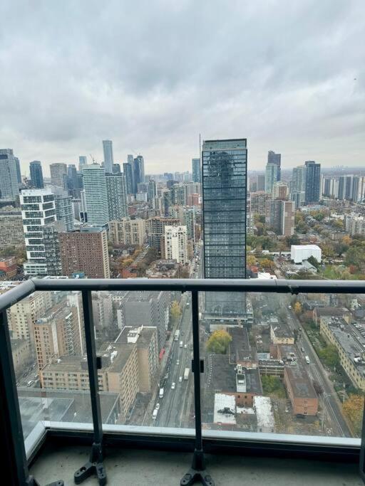 Cozy Condo Near Eatoncentre Mall Торонто Экстерьер фото