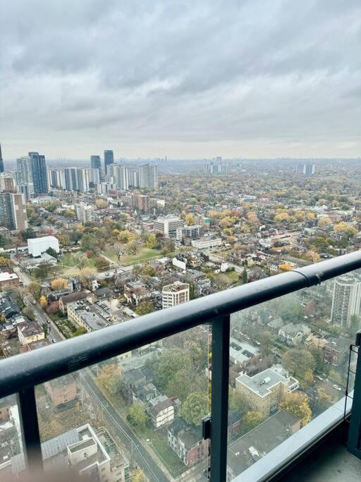 Cozy Condo Near Eatoncentre Mall Торонто Экстерьер фото