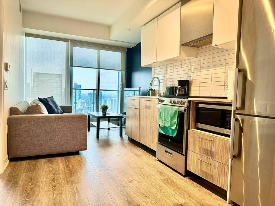 Cozy Condo Near Eatoncentre Mall Торонто Экстерьер фото